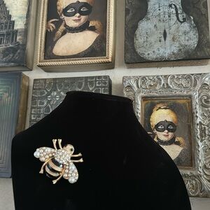 Vintage-Inspired Gold Bee Brooch with Crystals and‎ Faux Pearls